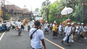 Wujudkan kemanunggalan TNI dengan rakyat, Babinsa 1623-01/Karangasem amankan upacara keagamaan.