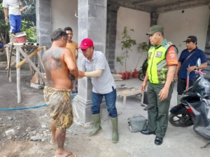 Pemdes Kerobokan Gelar Vaksinasi Anti Rabies, Babinsa dan Bhabinkamtibmas Beri Pendampingan