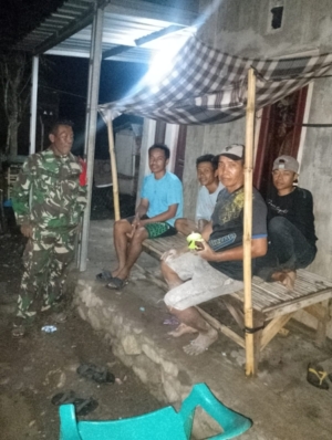 Sertu Anwar Gelar Ronda Bersama Warga Desa Wawonduru