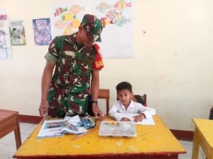 Babinsa Koramil 1628-01 Taliwang Beri Pendampingan MBG di SDN Desa Beru, Kegiatan Berjalan Lancar