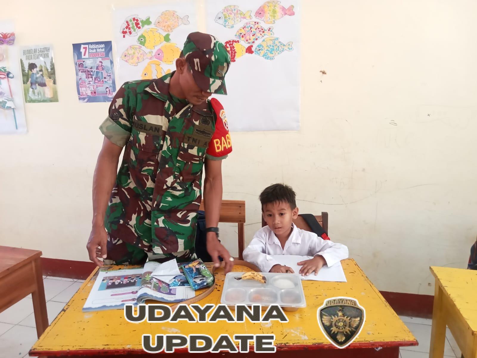Babinsa Koramil 1628-01 Taliwang Beri Pendampingan MBG di SDN Desa Beru, Kegiatan Berjalan Lancar