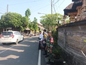 Babinsa Kemenuh Bersinergi Amankan Puncak Karya di Pura Penataran Ulun Swi Batur