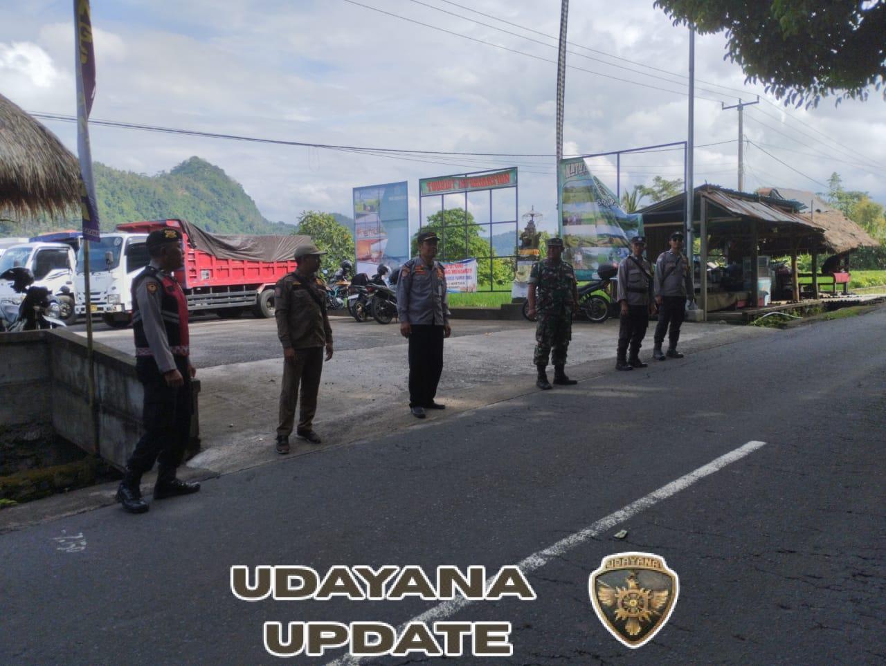 Cegah kecelakaan lalu-lintas, anggota Koramil 1623-04/Sidemen bersinergi tertibkan kendaraan truck parkir di bahu jalan.
