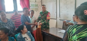 Sinergi TNI dan Pemda, Babinsa Pastikan Pembagian Bansos di Mokdale Berjalan Lancar