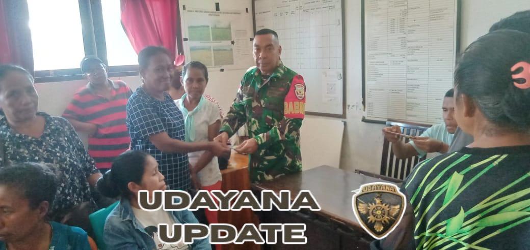 Sinergi TNI dan Pemda, Babinsa Pastikan Pembagian Bansos di Mokdale Berjalan Lancar