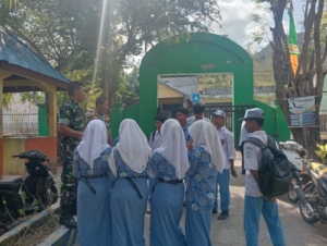 Kunjungan Babinsa Koramil 1614-03/Hu’u Bangkitkan Semangat Belajar Siswa SMA Negeri 1 Hu’u