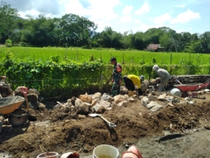 Gotong Royong Babinsa, Pondasi Jalan Pemakaman Desa Desaloka Rampung Lancar