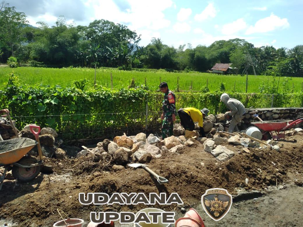 Gotong Royong Babinsa, Pondasi Jalan Pemakaman Desa Desaloka Rampung Lancar