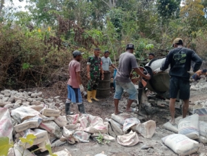 Babinsa Kodim 1602/Ende Bersama Warga Gotong Royong Perbaiki Jalan Tani di Desa Mausambi