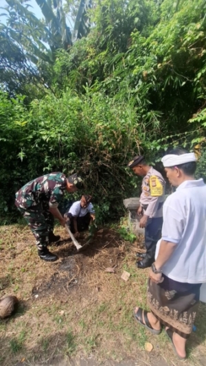 Babinsa Satra Bersama Pemdes Gelar Persembahyangan Dan Penanaman Pohon