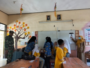 Cegah Gangguan Kesehatan Dini, Babinsa dan Puskesmas Seteluk Gelar Pemeriksaan Mata dan THT