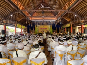 Wujud Kepedulian Babinsa, Sertu Made Surita Dukung Mahasabha VI Pratisentana Bendesa Manik Mas