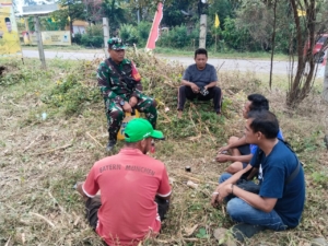 Cegah Penyakit di Musim Hujan, Babinsa Pekat Ajak Warga Peduli Lingkungan