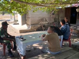 Babinsa Koramil 1602-04/Maurole Aktif Jalin Komsos dengan Warga Desa Neotonda