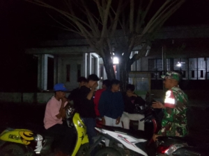 Patroli Malam, Babinsa Pekat Ingatkan Pemuda Hindari Perbuatan Negatif