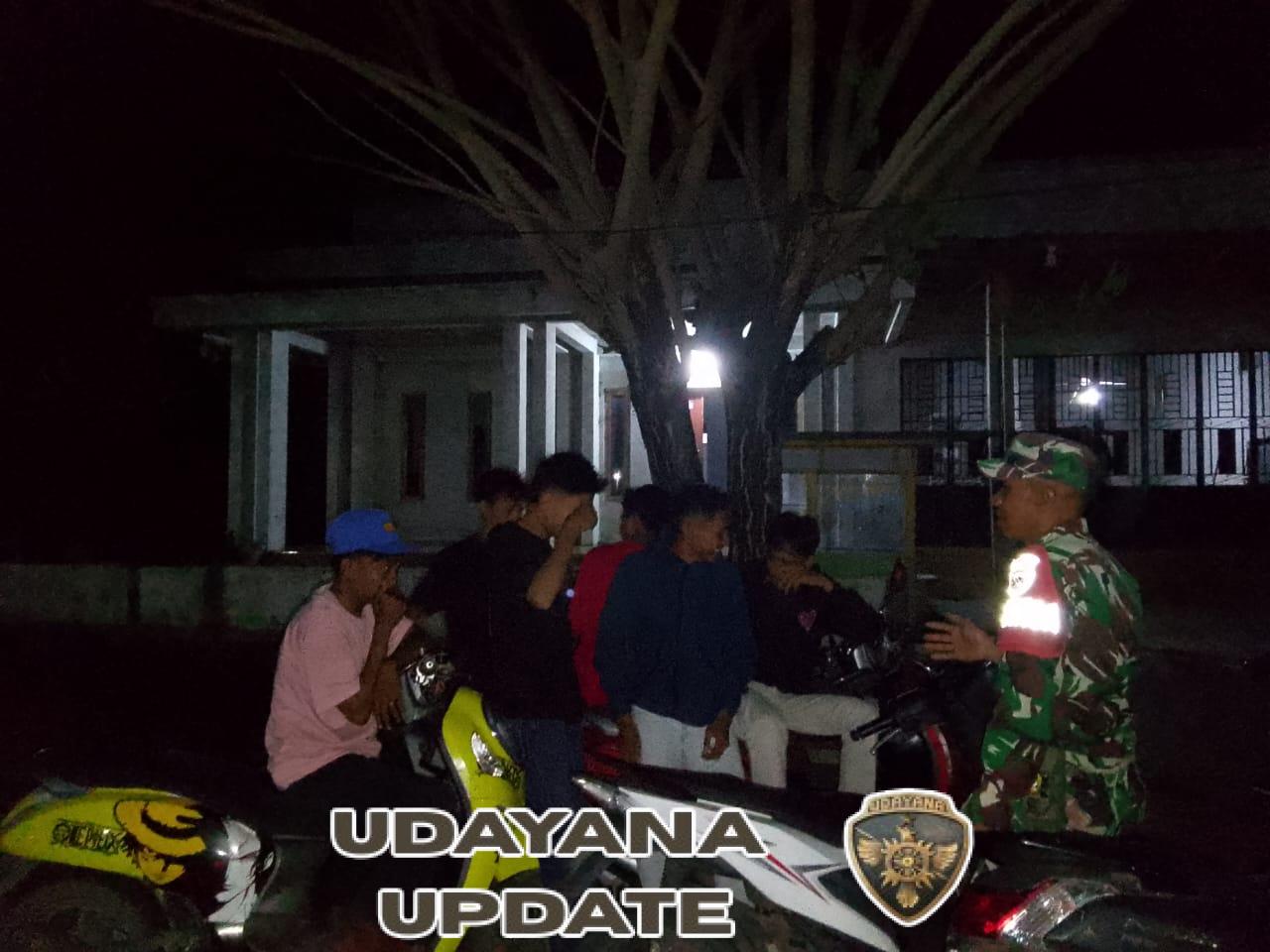 Patroli Malam, Babinsa Pekat Ingatkan Pemuda Hindari Perbuatan Negatif