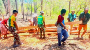 Pos Nananoe dan Warga Perbatasan Bergotong Royong Bangun Rumah Harapan