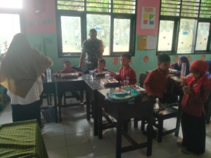 Wujud Kepedulian Babinsa, Serda Yakub Dukung Program MSG di SDN Dasan Anyar
