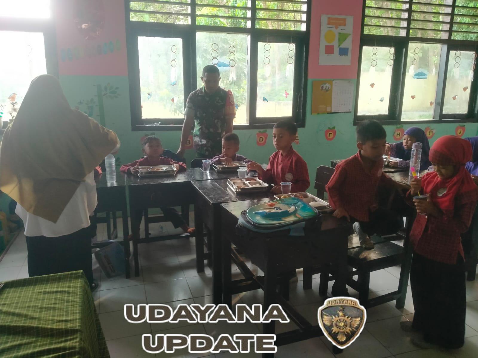 Wujud Kepedulian Babinsa, Serda Yakub Dukung Program MSG di SDN Dasan Anyar