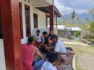 Dekat dengan Rakyat, Sertu Ismail Sambangi Warga Desa Beru dalam Komsos Rutin