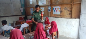 Babinsa Kopda Suhardi laksanakan pendampingan program makanan bergizi gratis di wilayah binaan