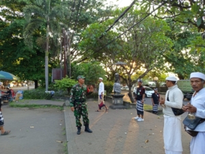 Babinsa Desa Duda Utara bersinergi amankan upacara keagamaan.