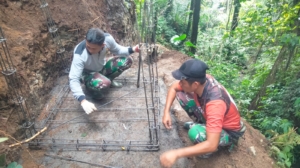 Gotong Royong TNI dan Warga Wujudkan Pompa Hidram di Lingsar