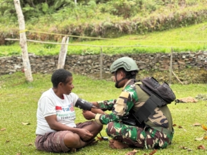 Satgas Yonif 743/PSY Pos Talilime Sapa Warga, Tebar Kasih di Tanah Papua