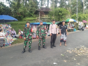 Babinsa 1623-06/Selat bersama Pecalang amankan upacara keagamaan.