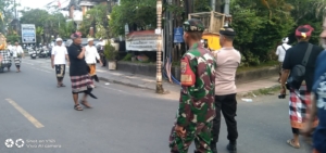 Wujudkan Ketertiban, Babinsa Ubud Atur Lalin Saat Upacara Adat Nyenuk