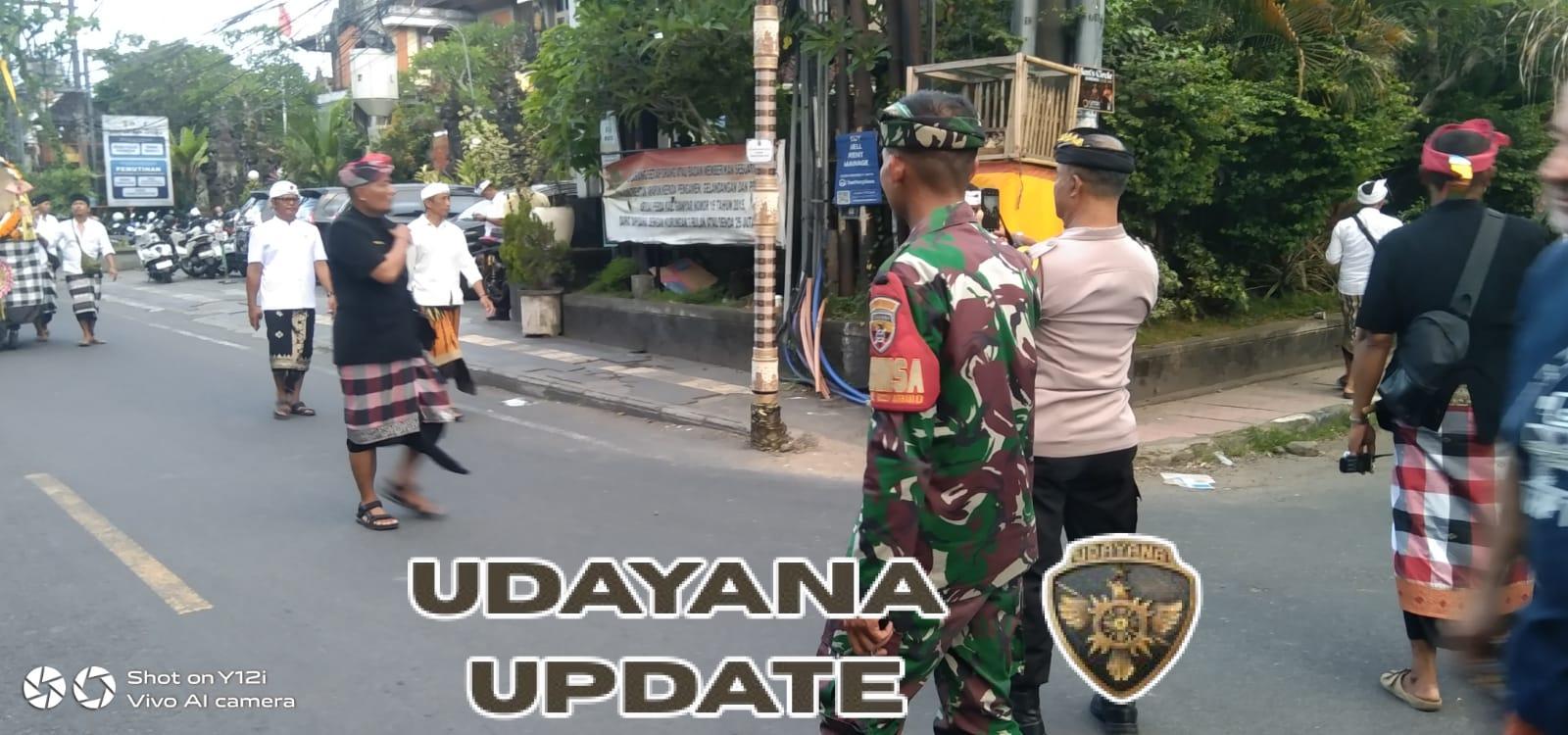 Wujudkan Ketertiban, Babinsa Ubud Atur Lalin Saat Upacara Adat Nyenuk