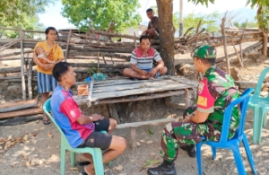 Sertu Jefri Nahak Teguhkan Semangat Gotong Royong di Desa Bisafe Lewat Dialog Santai Bersama Warga