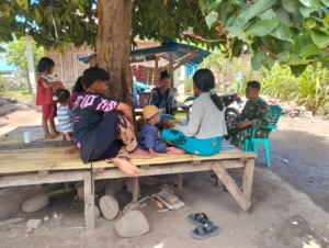 Wujud Kemanunggalan TNI-Rakyat, Babinsa Laksanakan Komsos di Desa Eka Jaya