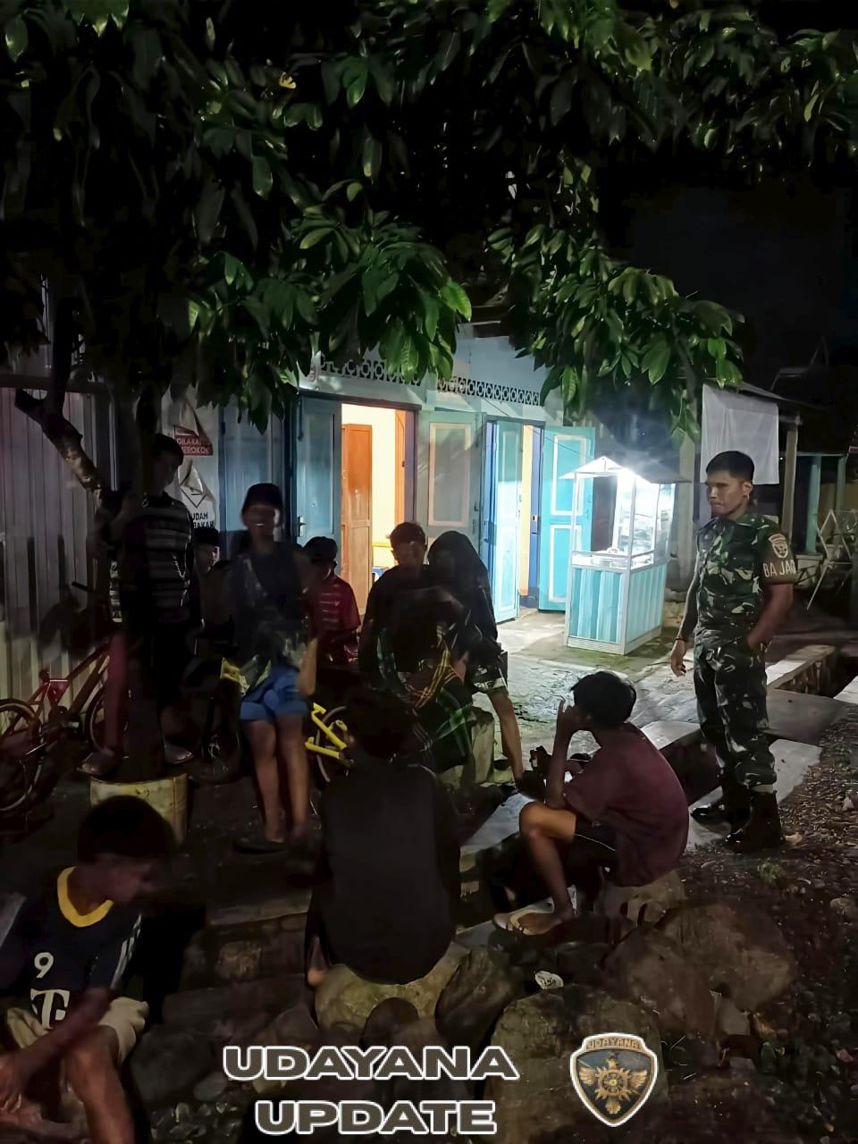 TNI Dekat dengan Rakyat, Babinsa Koramil 1628-03/Seteluk Serda Muhammad Hidir Aktif Jaga Keamanan Hingga Larut Malam