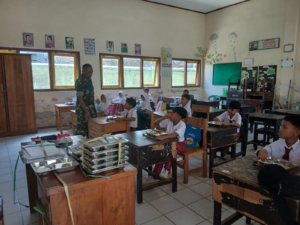 Babinsa Serka Bustanuddin Pastikan Program MSG di SDN 7 Taliwang Berjalan Lancar
