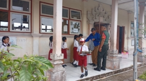 Wujud Kepedulian TNI, Babinsa Desa Tembuku Kawal Penyaluran Makan Bergizi Gratis di Sekolah