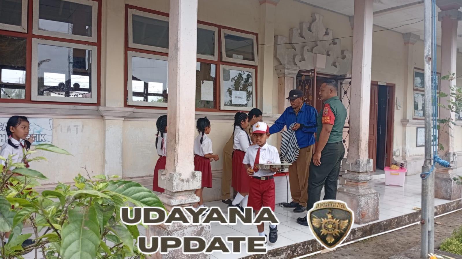 Wujud Kepedulian TNI, Babinsa Desa Tembuku Kawal Penyaluran Makan Bergizi Gratis di Sekolah