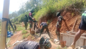 TNI dan Warga Desa Pinggang Kompak! Gotong Royong Bangun Irigasi Demi Pertanian Lebih Maju