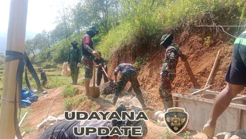 TNI dan Warga Desa Pinggang Kompak! Gotong Royong Bangun Irigasi Demi Pertanian Lebih Maju