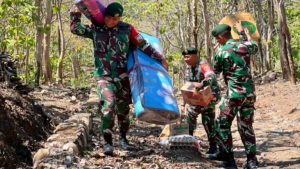 Sentuhan Kasih Prajurit Satgas Pamtas Yonarmed 12 Kostrad, Bantuan Sosial Warnai Kehangatan di Tapal Batas Negeri