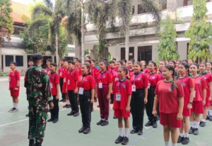 Babinsa Latihkan Baris Berbaris Upaya Membangun Karakter Calon OSIS yang Disiplin