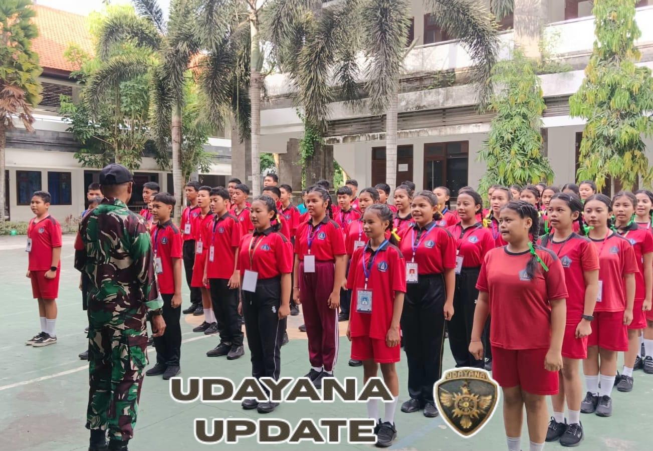 Babinsa Latihkan Baris Berbaris Upaya Membangun Karakter Calon OSIS yang Disiplin