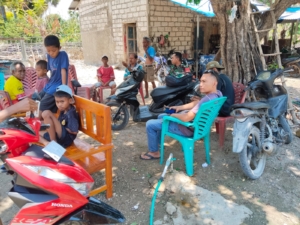 Babinsa Koramil 1627-01/Baa Lakukan Komsos Bersama Ketua Adat Bahas Persiapan Pernikahan Warga