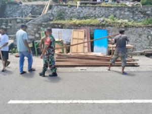 Babinsa Kodim 1602/Ende Gelar Karya Bhakti, Bantu Warga Pindahkan Balok dan Seng