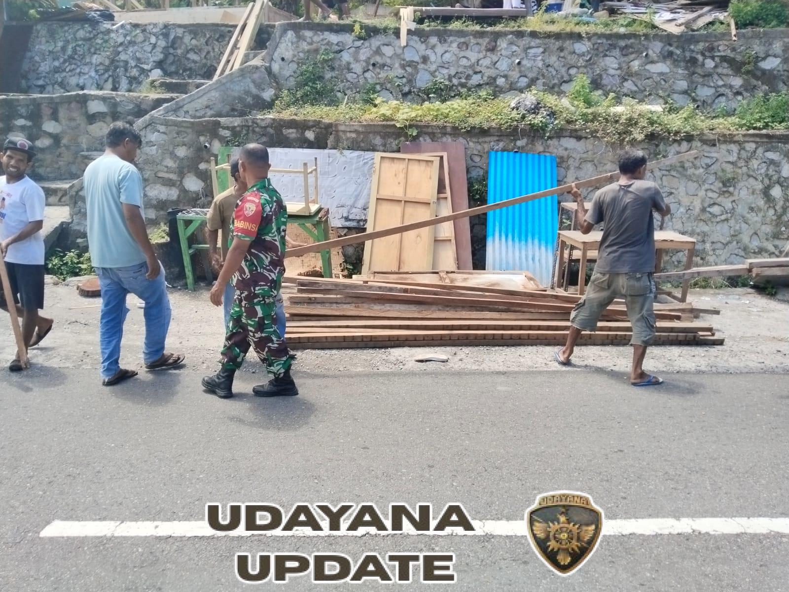 Babinsa Kodim 1602/Ende Gelar Karya Bhakti, Bantu Warga Pindahkan Balok dan Seng