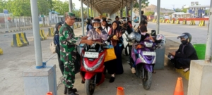 Sertu Chaeruddin Jaga Keamanan dan Ketertiban di Pelabuhan Poto Tano