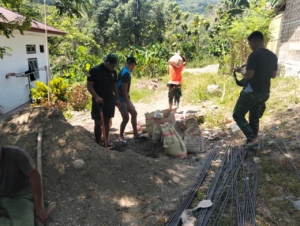 TNI dan Warga Bersinergi Bangun Irigasi di Desa Riung melalui TMMD 2025