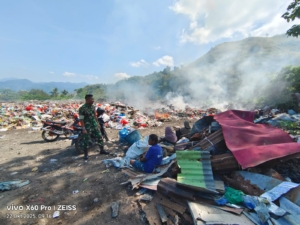 Babinsa Koramil 1602-01/Ende Giat Komsos dan Pamwil di Kelurahan Tanjung
