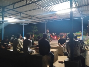 Babinsa Kananga Ingatkan Orang Tua Awasi Anak dari Miras dan Narkoba Saat Ronda Malam