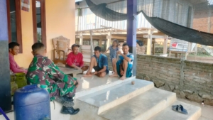 Dekat dengan Warga, Babinsa Koramil 1628-03/Seteluk Koptu Agus Sugeng Prayitno Dampingi Pendataan Bansos di Desa Seran